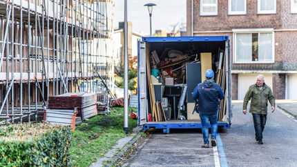 Huurders brengen spullen naar container