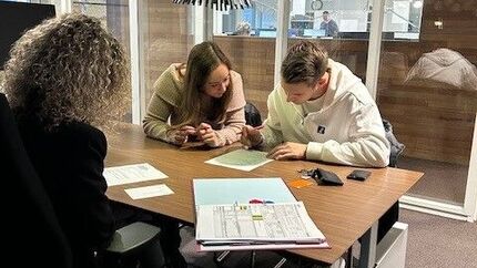 Twee mensen tekenen huurcontract bij Wonen Zuid