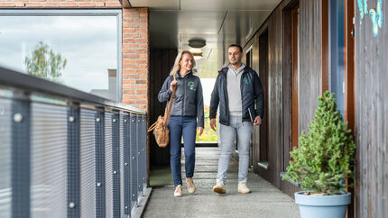 Energiecoaches Marielle en Mohamed op overloop flat