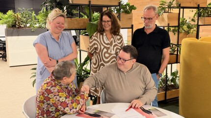 Voorzitter HWZ en bestuurder Wonen Zuid even elkaar de hand na ondertekening Sociaal Plan